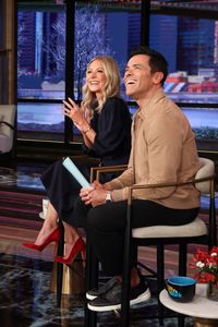 KELLY RIPA, MARK CONSUELOS