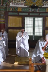 Chris Hemsworth sets out to confront his chronic pain in a bold, immersive journey through South Korea.  Chris visits the Beomeosa Temple in Busan, South Korea. (credit: National Geographic/Evan Paterakis)