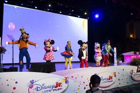 GOOFY, MINNIE MOUSE, RACHEL, MICKEY MOUSE, DAISY DUCK, DJ AARON