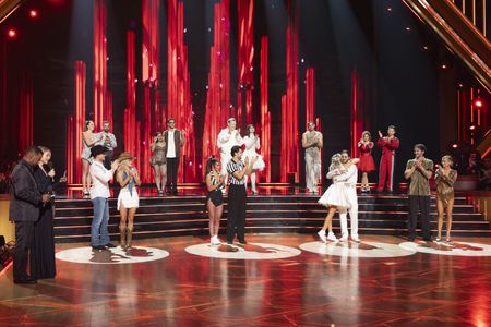 TOP: WHITNEY LEAVITT, MARK BALLAS, JORDAN CHILES, EZRA SOSA, ANDY RICHTER, EMMA SLATER, ALAN BERSTEN, DANIELLE FISHEL, PASHA PASHKOV
BOTTOM: ALFONSO RIBEIRO, JULIANNE HOUGH, ROBERT IRWIN, WITNEY CARSON, JENNIFER AFFLECK, JAN RAVNIK, VALENTIN CHMERKOVSKIY, DYLAN EFRON, DANIELLA KARAGACH