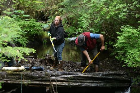 Veronica Arrants and Jiggy Nichols rebuild a dam in their community. (National Geographic/Wayne Moss)