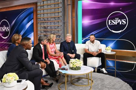 MICHAEL STRAHAN, ROBIN ROBERTS, GEORGE STEPHANOPOULOS, LARA SPENCER, SAM CHAMPION, STEPHEN CURRY