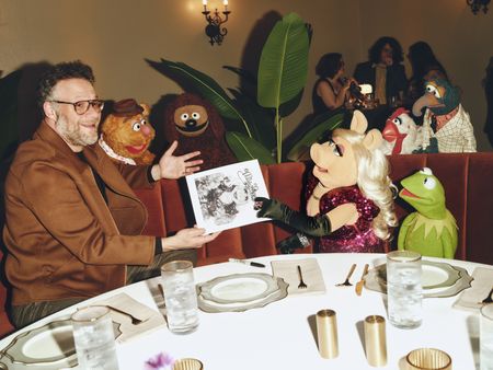 SETH ROGEN, FOZZIE BEAR, ROWLF THE DOG, MISS PIGGY, KERMIT THE FROG, CAMILLA THE CHICKEN, GONZO THE GREAT