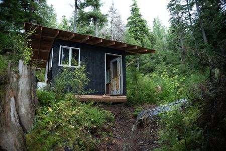 Terry Simpson's cabin construction is complete. (National Geographic/Robert Jolley)