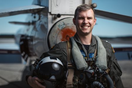 Student LTJG Andrew Seepe poses next to a T-45. (Credit: National Geographic/Freddie Claire)