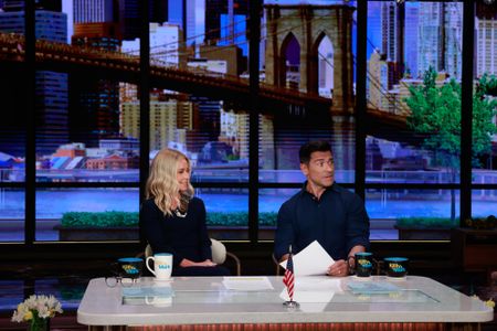 KELLY RIPA, MARK CONSUELOS