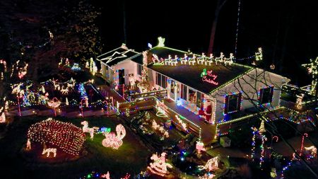THE GREAT CHRISTMAS LIGHT FIGHT 