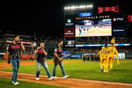 JOE JONAS, NICK JONAS, KEVIN JONAS