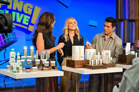 KELLY RIPA, MARK CONSUELOS