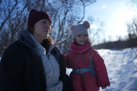 Sonta Roach with her daughter Chevelle, setting rabbit snares.(BBC Studios Reality Productions, LLC/Jayce Kolinski)