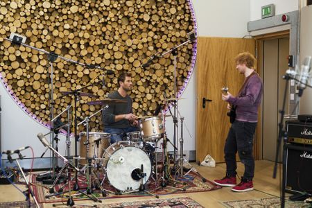 Inspired by the benefits of learning a new skill, which aids memory and cognitive function, Chris Hemsworth takes up drumming. When Ed Sheeran invites him to perform at a stadium concert, Chris has just months to master the instrument, conquer his nerves, and perform in front of 70,000 fans. Itìs a challenge that pushes him beyond his limits. (credit: National Geographic/Laura Radford)