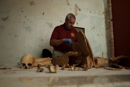 Detective David Turner of Smith County Sheriff's Office lays out Jane Doe's skeletal remains. (National Geographic/Will Francome)