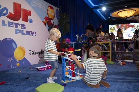 DISNEY JR. LET’S PLAY!