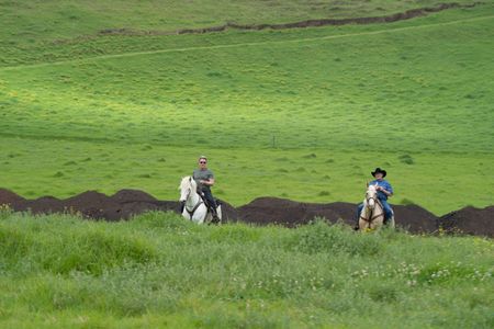 Gordon Ramsay and Dr. Tim Richards ride horses at the beef farm. (National Geographic/Justin Mandel)