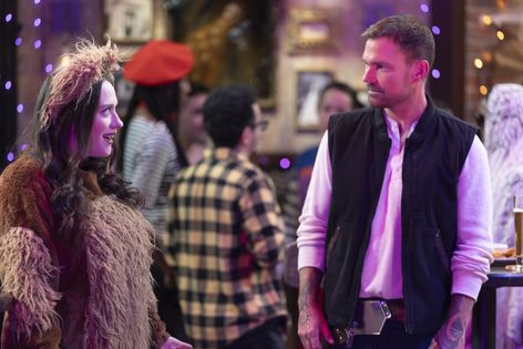 KAT DENNINGS, SEANN WILLIAM SCOTT
