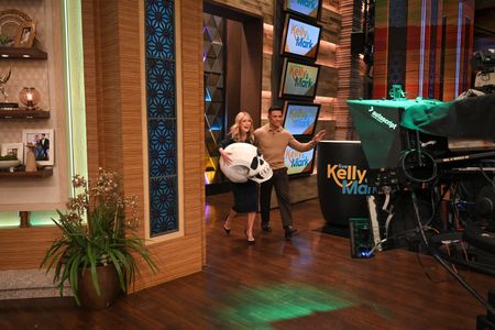 KELLY RIPA, MARK CONSUELOS