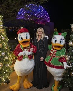 DONALD DUCK, TRISHA YEARWOOD, DAISY DUCK