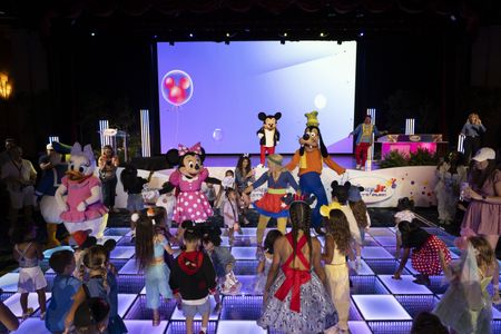 DAISY DUCK, MINNIE MOUSE, MICKEY MOUSE, RACHEL, GOOFY