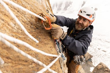 Aldo Kane ascends Pool Wall in Eastern Greenland.  (photo credit: National Geographic/Pablo Durana)