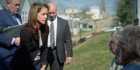 Bill Jones, Traci Onders, and Sgt Bryan Johnson  meet the potential sister of the Doe, Rae-Ann Calai, to ask her to do a DNA test to confirm his identity. (National Geographic)