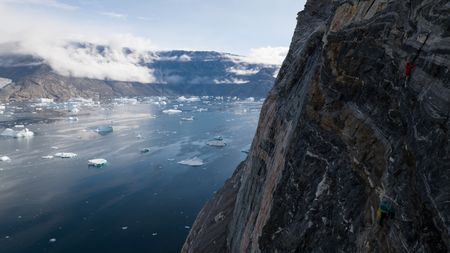 Alex Honnold climbing Ingmikortilaq. (photo credit: National Geographic/Pablo Durana)