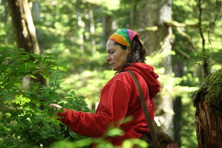 Veronica Arrants pick berries with her neighbors. (National Geographic/Wayne Moss)