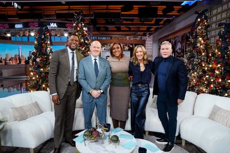 MICHAEL STRAHAN, RICH EISEN, ROBIN ROBERTS, LARA SPENCER, SAM CHAMPION