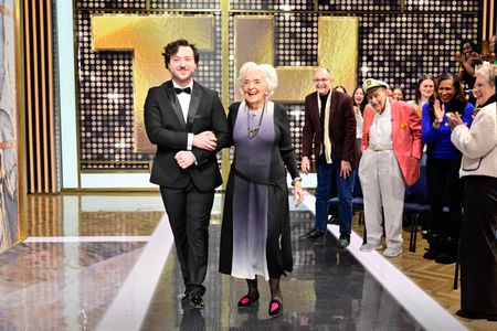 HILDA LONGINOTTI, ARTHUR NINTZEL, MAL CROSS, AUDIENCE