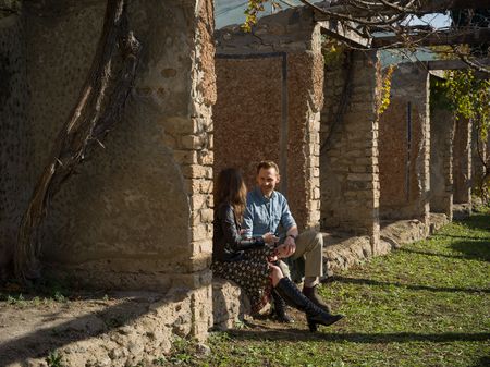 Professor Caitie Barrett and Tom Hiddleston discuss the archaeological record pertaining to Julia Felix at Pompeii. (National Geographic/Paolo Verzone)