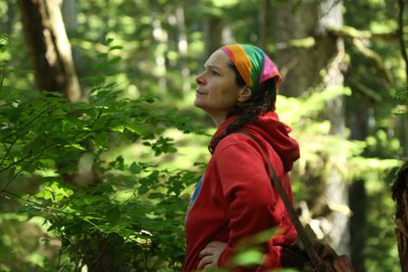 Veronica Arrants pick berries with her neighbors. (National Geographic/Wayne Moss)