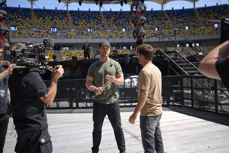 Chris Hemsworth, left, talks with Ben Gordon during a walkthrough before his concert appearance drumming for Ed Sheeran. (credit: National Geographic/Evan Paterakis)
