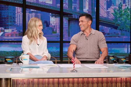 KELLY RIPA, MARK CONSUELOS