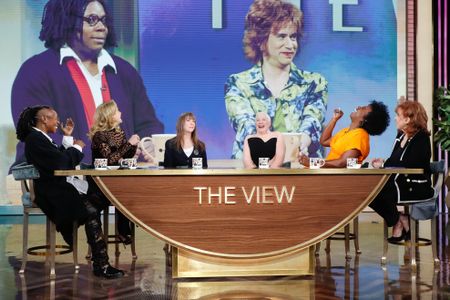 WHOOPI GOLDBERG, SARA HAINES, LARAINE NEWMAN, JULIA SWEENEY, LESLIE JONES, JOY BEHAR