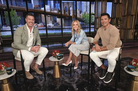 Maria Menounos, Kelly Ripa, Mark Consuelo