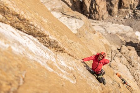 Alex Honnold ascends Pool Wall in Eastern Greenland.  (photo credit: National Geographic/Pablo Durana)