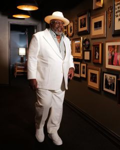 CEDRIC THE ENTERTAINER (AC BARBEQUE)