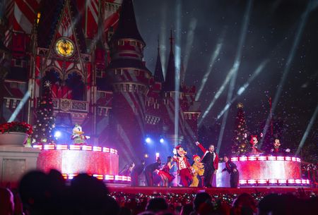 DAISY DUCK, GOOFY, PLUTO, DEREK HOUGH, MINNIE MOUSE, MICKEY MOUSE