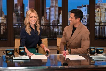 KELLY RIPA, MARK CONSUELOS