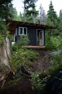 Terry Simpson's cabin construction is complete. (National Geographic/Robert Jolley)