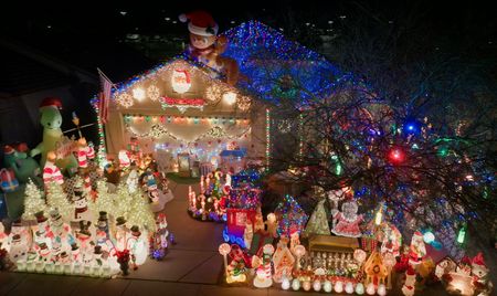 THE GREAT CHRISTMAS LIGHT FIGHT 