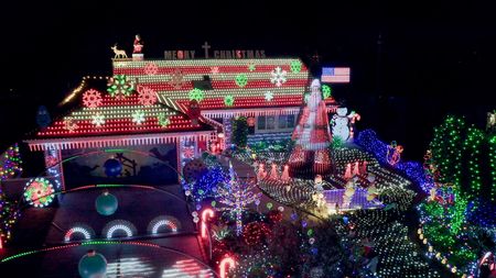 THE GREAT CHRISTMAS LIGHT FIGHT 