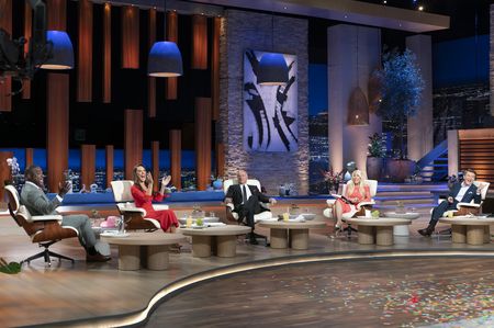 RASHAUN WILLIAMS, KENDRA SCOTT, KEVIN O'LEARY, LORI GREINER, ROBERT HERJAVEC