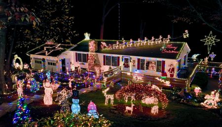 THE GREAT CHRISTMAS LIGHT FIGHT 