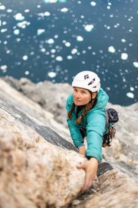 Hazel Findlay climbing Ingmikortilaq. (photo credit: National Geographic/Pablo Durana)