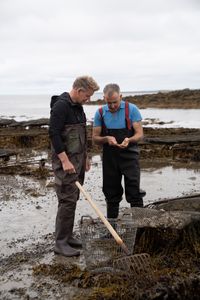 Gordon Ramsay and Oyster Farmer Diarmuid Kelly. (National Geographic/Justin Mandel)