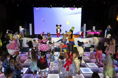 DAISY DUCK, MINNIE MOUSE, MICKEY MOUSE, RACHEL, GOOFY