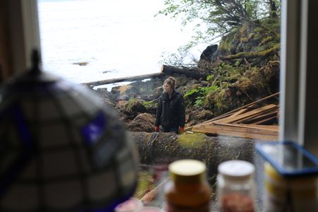 Sarah McDonald helps build a ramp on the property where she and Troy live. (National Geographic/Gil Cano)