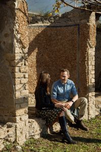 Professor Caitie Barrett and Tom Hiddleston discuss the archaeological record pertaining to Julia Felix at Pompeii. (National Geographic/Paolo Verzone)