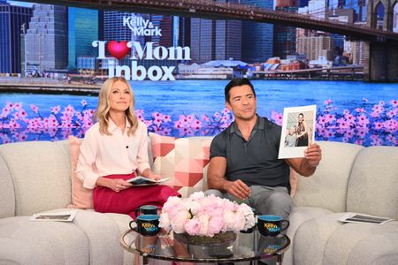 KELLY RIPA, MARK CONSUELOS