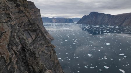 Alex Honnold climbing Ingmikortilaq. (photo credit: National Geographic/Pablo Durana)